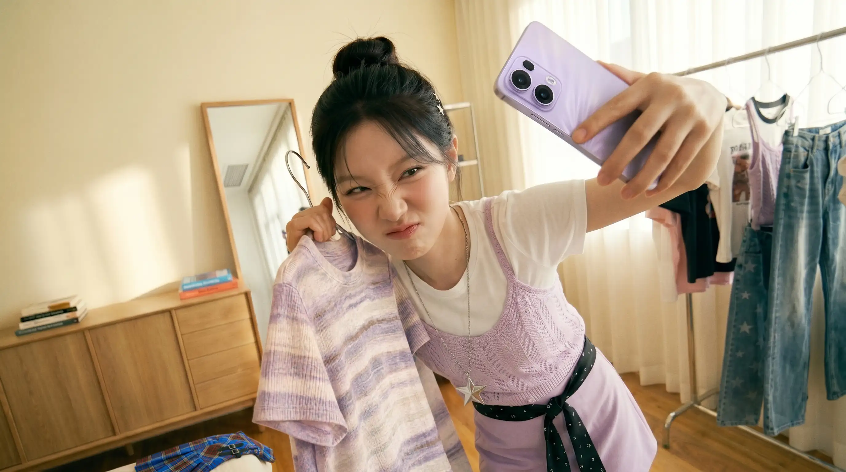 OPPO Reno 手机在手人物场景画面